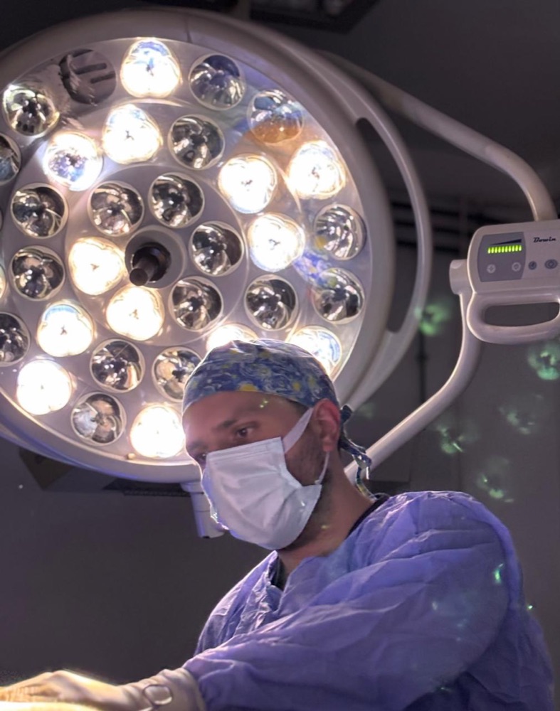 د. عبدالله أبو المجد أثناء إجراء عملية تجميل